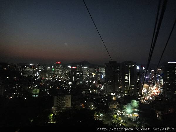 在纜車內往下拍的夜景