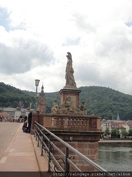 海德堡古橋上的雕像