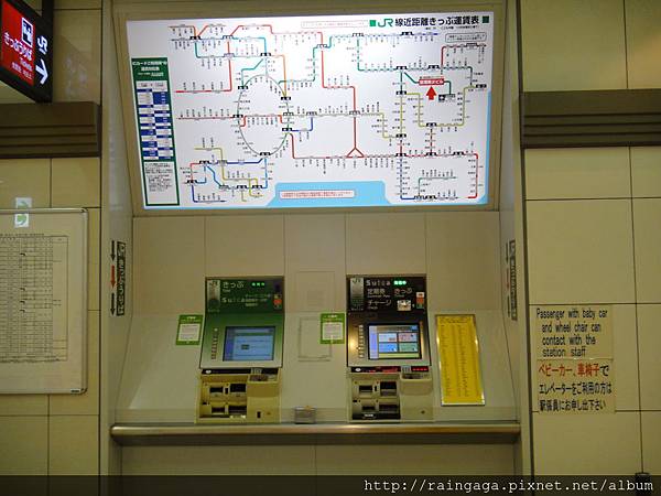 右邊的黑色機器有販售SUICA