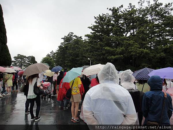 雖然下雨，但大家都還是來等復活節遊行啦! 「蹦蹦跳跳戲春天 Hippity-Hoppity Springtime」