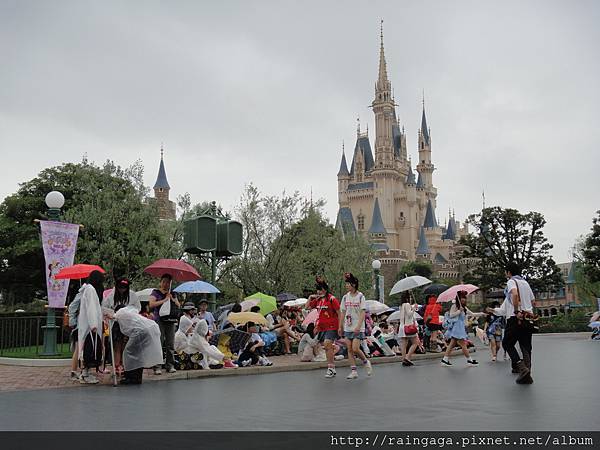 看到一堆人就知道又要開始等遊行啦~~