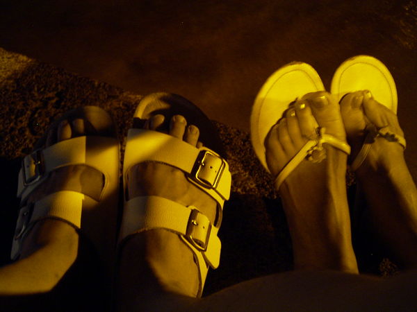 夜晚可納海邊的兩雙腳ㄚㄚ.JPG