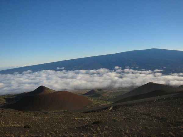 紅色火山  跟雲.JPG