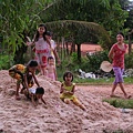 小孩玩沙