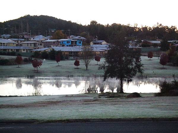 最近清晨開始出現零下四度的低溫，湖面的蒸氣越看越冷，幾乎快結冰啦~