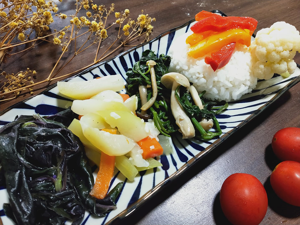 倉鼠蔬食｜花蓮素食新開幕｜全素飯盒80元米飯還有紅藜好營養，米鬆餅也很特別_小雨問路 (2).PNG