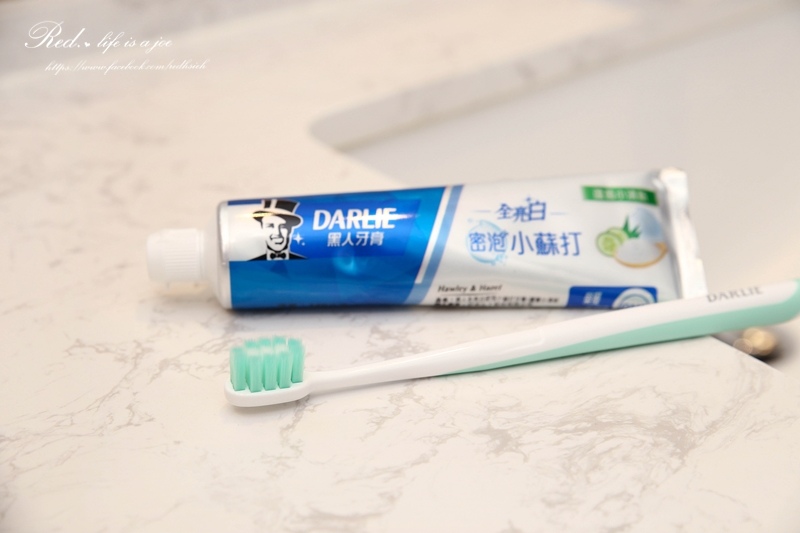 黑人全亮白密泡小蘇打牙膏 (10).JPG