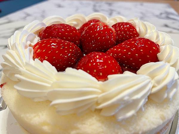 美食開箱│全聯福利中心: We Sweet甜點系列-草莓卡士達蛋糕
