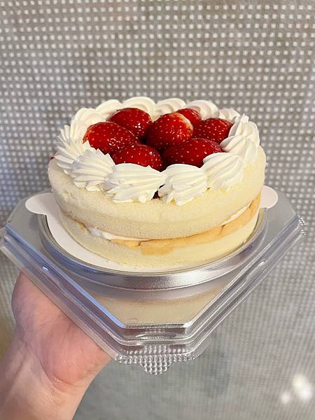 美食開箱│全聯福利中心: We Sweet甜點系列-草莓卡士達蛋糕