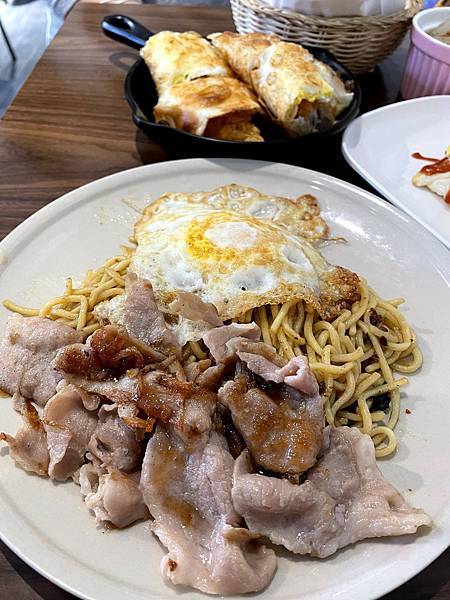 台北新莊│A%26;J Brunch燕覺早午餐 -招牌潑辣鐵板麵