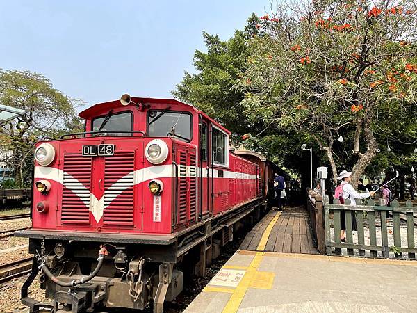 嘉義市北門驛│檜來嘉驛檜木列車：紅色懷舊檜木火車