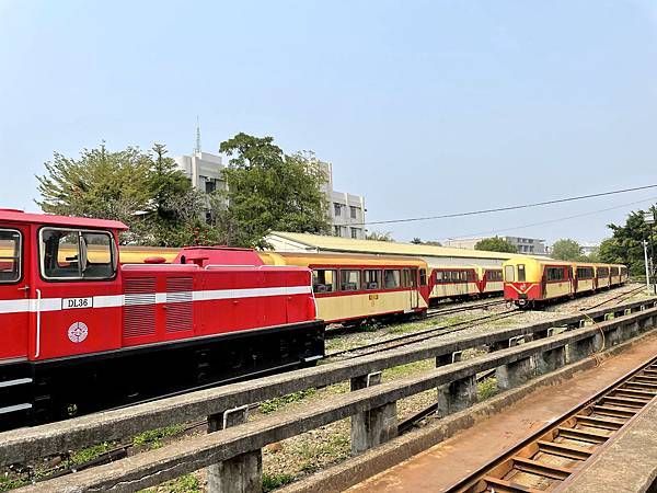 嘉義市北門驛│檜來嘉驛檜木列車：紅色懷舊檜木火車