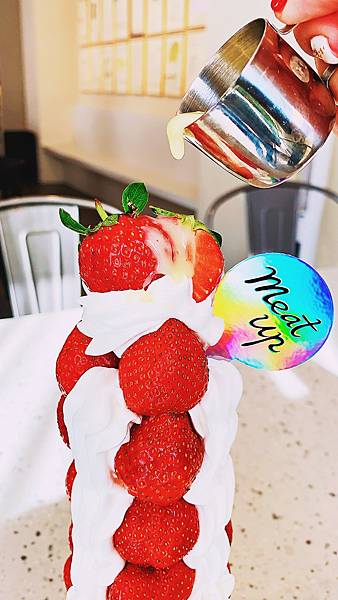 Meat Up：粉紅少女心爆發的網美餐廳-草莓101草莓塔