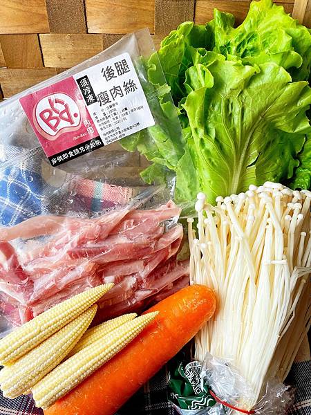 宅配美食│肉肉 Bah-Bah 台灣本土豬專家：做肉料理 廚房也可以保持優雅乾淨又衛生│照燒肉卷金針菇、古早味排骨、懷舊排骨酥、蔬菜炒胡椒肉絲