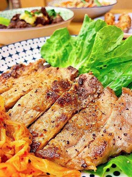 宅配美食│肉肉 Bah-Bah 台灣本土豬專家：做肉料理 廚房也可以保持優雅乾淨又衛生│照燒肉卷金針菇、古早味排骨、懷舊排骨酥、蔬菜炒胡椒肉絲