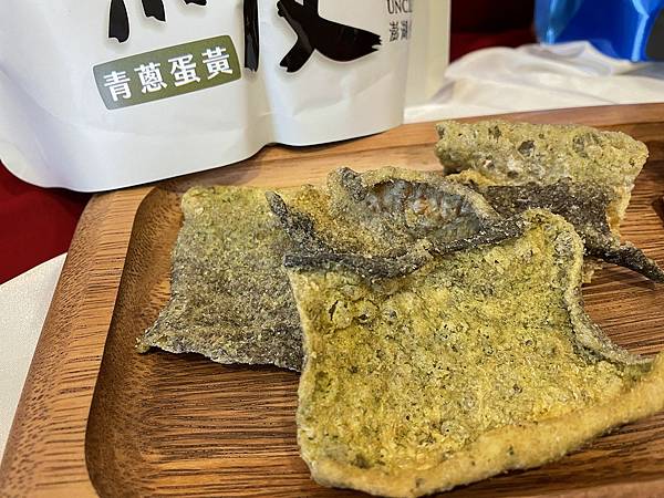 澎湖伯 青蔥鹹蛋黃魚皮、宅配美食開箱丨咔咔吃-虎哩快樂年節零食組：過年吃零食不採雷，Umade嚴選台灣在地健康零嘴，年節送禮新選擇丨滿額贈虎虎絢彩萬用包