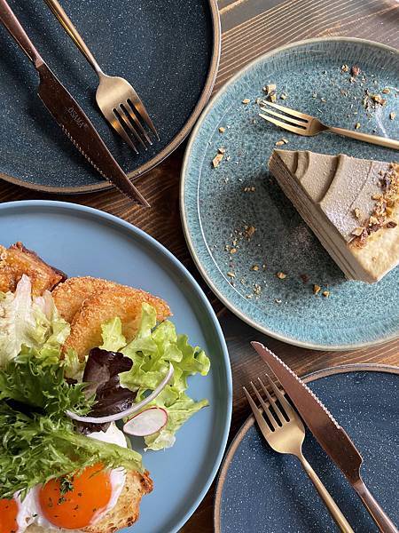 台北信義│OZ Cafe %26; Bistro：隱身在北醫巷內的質感小店，自然採光與千層蛋糕療癒女孩的心│早午餐、網美餐廳、近吳興街台北醫學大學【附菜單】