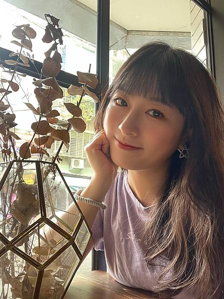 台北信義│OZ Cafe %26; Bistro：隱身在北醫巷內的質感小店，自然採光與千層蛋糕療癒女孩的心│早午餐、網美餐廳、近吳興街台北醫學大學【附菜單】