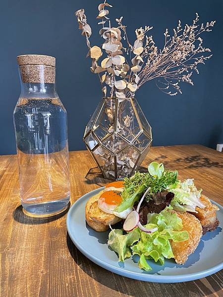 台北信義│OZ Cafe %26; Bistro：隱身在北醫巷內的質感小店，自然採光與千層蛋糕療癒女孩的心│早午餐、網美餐廳、近吳興街台北醫學大學【附菜單】