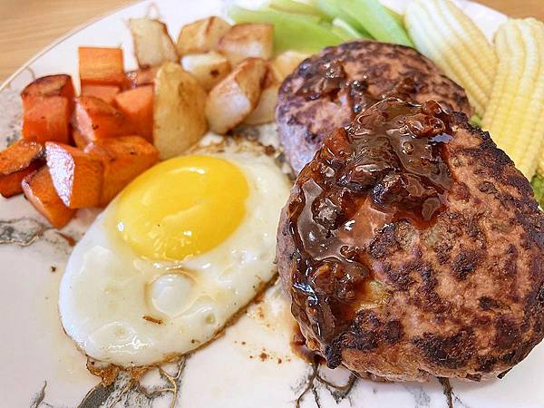 宅配生鮮│Food-x鮮蔬百寶箱：菜箱開箱做西餐料理，高級食材做豐盛三餐│啤酒鮮蝦溫沙拉、照燒雞腿排、櫛瓜煎餅、紅酒甜醬漢堡肉排餐、酥皮馬鈴薯