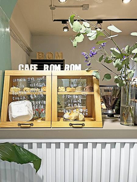 台北松山│cafe BOMBOM：文青質破表的質感選物咖啡店，吃點餐配手工甜點，享受慢時光的小日子│松山介壽、延壽街美食【附菜單】【寵物友善餐廳】