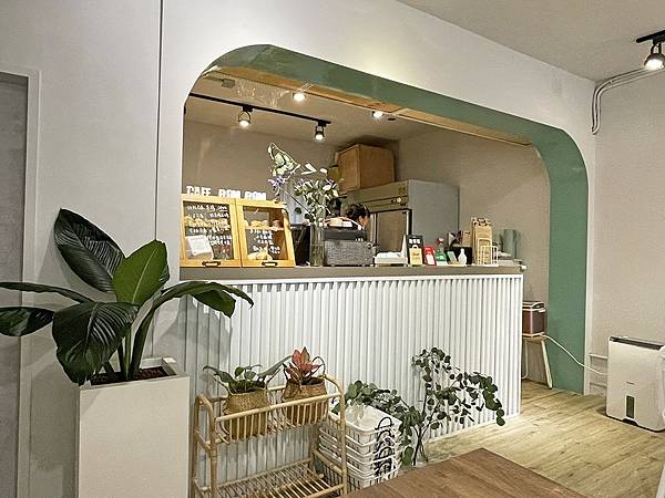 台北松山│cafe BOMBOM：文青質破表的質感選物咖啡店，吃點餐配手工甜點，享受慢時光的小日子│松山介壽、延壽街美食【附菜單】【寵物友善餐廳】