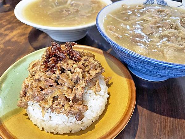 新店碧潭│新店北鴨鴨肉羹：第一次吃就讓人愛上的鴨肉羹湯，鴨肉飯鹹甜香氣涮嘴到一口接一口停不下來