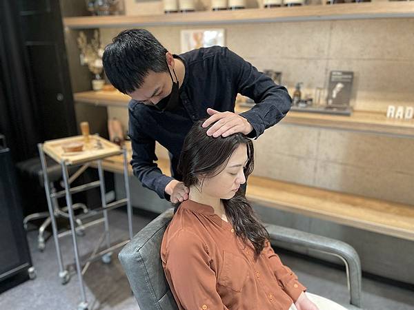 台北信義區髮廊│Radix Hair Design：台北最美環保綠⾊沙龍，以歐洲OWay有機髮品SPA舒緩、平衡、淨化，拯救出油頭皮與乾躁髮質│髮型設計師Pony│信義區染燙髮、台北世貿101護髮