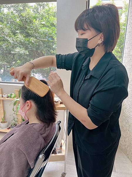 台北中山區髮廊│DavidJohn Hair Salon：台北有機環保綠⾊沙龍，體驗歐洲OWay有機髮品火山泥療去角質療程，拯救細軟扁塌髮質，重回蓬鬆光澤亮髮│髮型設計師