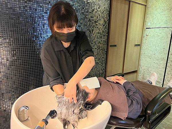 台北中山區髮廊│DavidJohn Hair Salon：台北有機環保綠⾊沙龍，體驗歐洲OWay有機髮品火山泥療去角質療程，拯救細軟扁塌髮質，重回蓬鬆光澤亮髮│髮型設計師