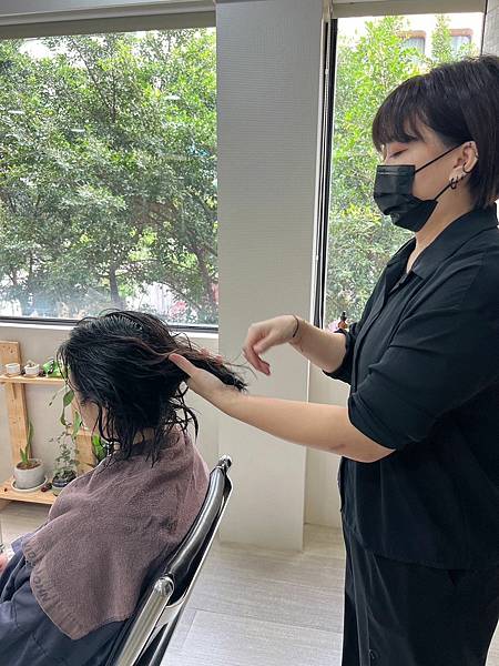 台北中山區髮廊│DavidJohn Hair Salon：台北有機環保綠⾊沙龍，體驗歐洲OWay有機髮品火山泥療去角質療程，拯救細軟扁塌髮質，重回蓬鬆光澤亮髮│髮型設計師