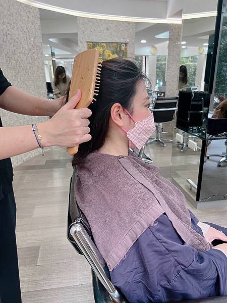 台北中山區髮廊│DavidJohn Hair Salon：台北有機環保綠⾊沙龍，體驗歐洲OWay有機髮品火山泥療去角質療程，拯救細軟扁塌髮質，重回蓬鬆光澤亮髮│髮型設計師