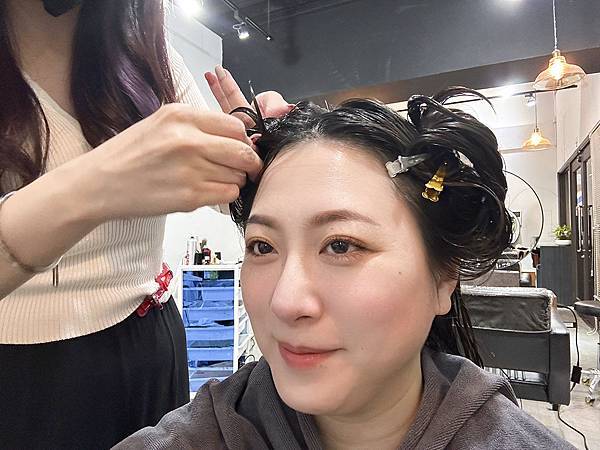 台北淡水髮廊│ Verite Hair Salon：自然鬆軟微捲髮vs八字劉海，量身訂製有點浪漫又小性感的中捲髮│巴黎卡詩護髮、淡水燙髮、淡水染髮