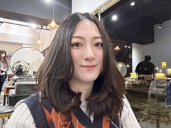 台北淡水髮廊│ Verite Hair Salon：自然鬆軟微捲髮vs八字劉海，量身訂製有點浪漫又小性感的中捲髮│巴黎卡詩護髮、淡水燙髮、淡水染髮