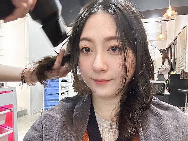 台北淡水髮廊│ Verite Hair Salon：自然鬆軟微捲髮vs八字劉海，量身訂製有點浪漫又小性感的中捲髮│巴黎卡詩護髮、淡水燙髮、淡水染髮