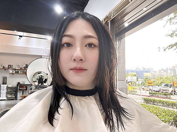 台北淡水髮廊│ Verite Hair Salon：自然鬆軟微捲髮vs八字劉海，量身訂製有點浪漫又小性感的中捲髮│巴黎卡詩護髮、淡水燙髮、淡水染髮