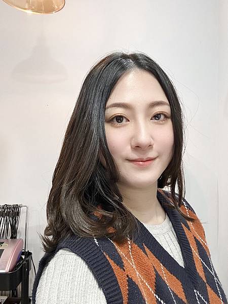 台北淡水髮廊│ Verite Hair Salon：自然鬆軟微捲髮vs八字劉海，量身訂製有點浪漫又小性感的中捲髮│巴黎卡詩護髮、淡水燙髮、淡水染髮