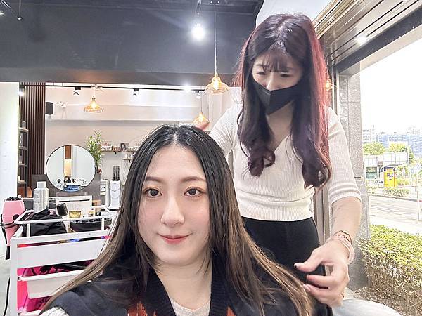 台北淡水髮廊│ Verite Hair Salon：自然鬆軟微捲髮vs八字劉海，量身訂製有點浪漫又小性感的中捲髮│巴黎卡詩護髮、淡水燙髮、淡水染髮