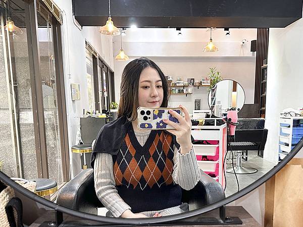 台北淡水髮廊│ Verite Hair Salon：自然鬆軟微捲髮vs八字劉海，量身訂製有點浪漫又小性感的中捲髮│巴黎卡詩護髮、淡水燙髮、淡水染髮