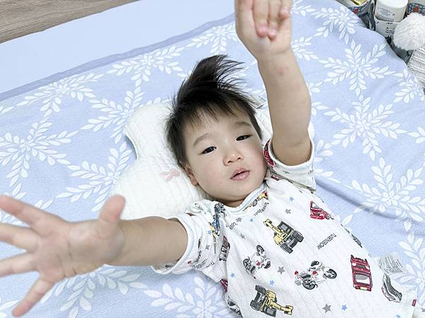 新手媽咪│寶寶枕頭推薦：韓國原裝進口BUNNY PAPA，雲朵造型護枕頸枕，親膚透氣、涼感