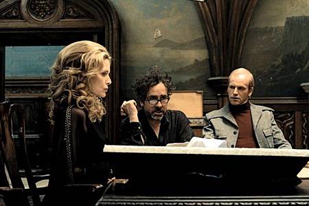 Michelle-Pfeiffer-Director-Tim-Burton-and-Jonny-Lee-Miller-in-Dark-Shadows