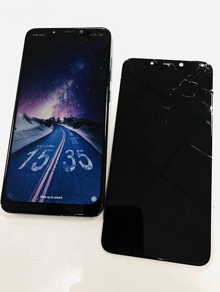 小米POCOPHONE F1面板破裂.jpg