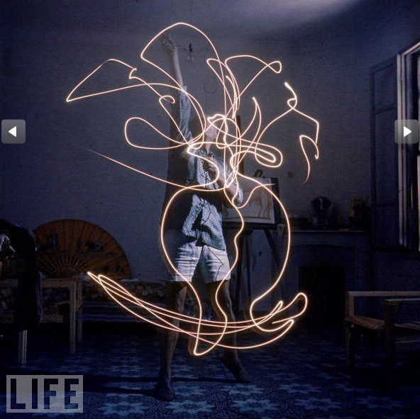 72.picasso-light-drawing-3.jpg