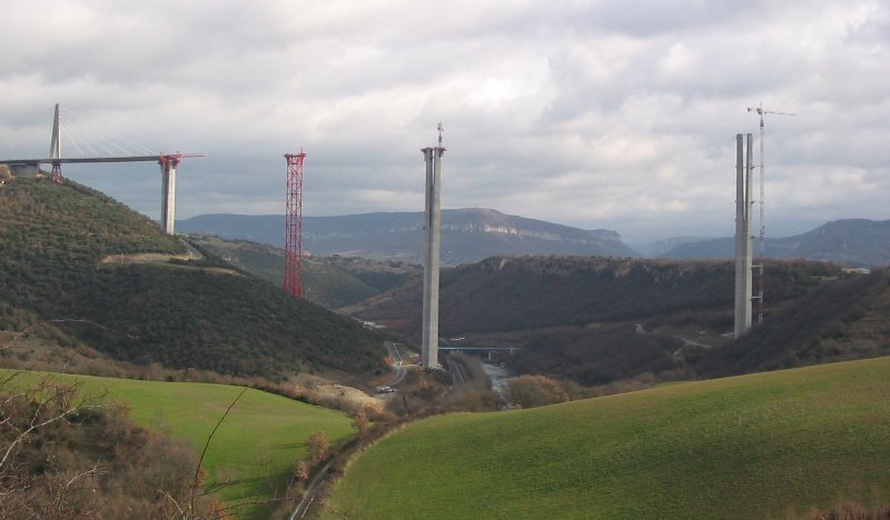 Millau_Viaduct_construction_south