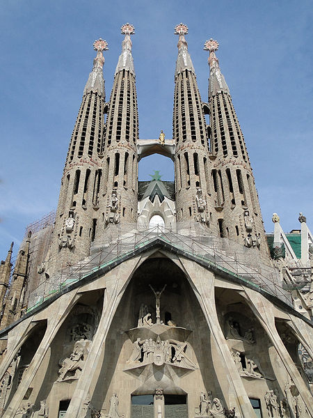 2.450px-Sagrada_Familia_03.jpg