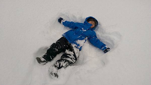 第一次帶小孩玩雪就上手-滑雪必備物品