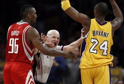 Kobe Bryant Ron Artest Altercation 4.jpg