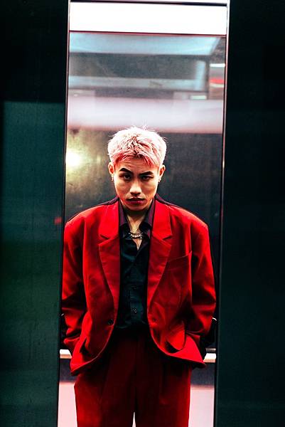 粉色髮系不再是女生專屬，誰説男生不可以漂粉色！酷炫粉色只在中