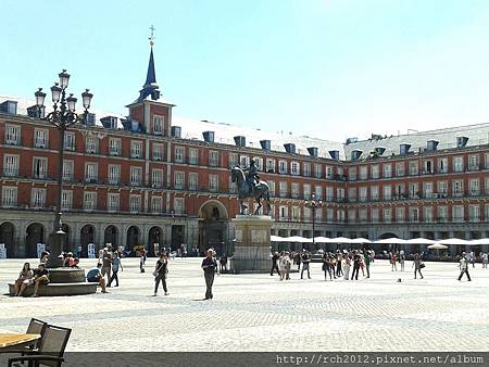 6 中央廣場 (Plaza Mayor) 中央廣場就像馬德里人的家，所以當然也會是節慶慶祝的場所之一
