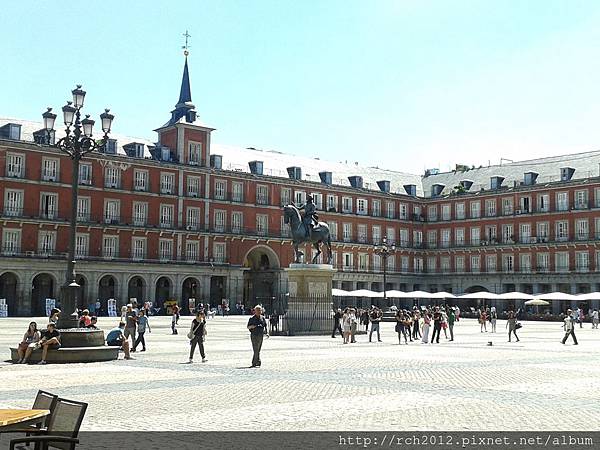 6 中央廣場 (Plaza Mayor) 中央廣場就像馬德里人的家，所以當然也會是節慶慶祝的場所之一